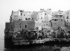 Polignano a mare fra leggende antiche e le vacanze di Mister Volare