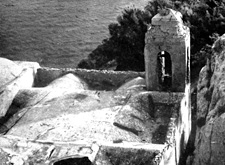 Davanti all'eremo di Cetrella un uomo maestoso parla tra cielo e mare