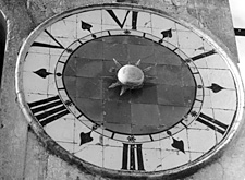 Gli orologi di Anacapri in fila per tre