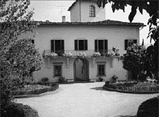 Il profumo dei libri antichi in una villa fiorentina