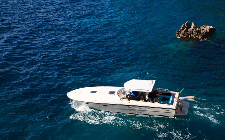 Capri Relax Boats - Discover the sea surrounding Capri